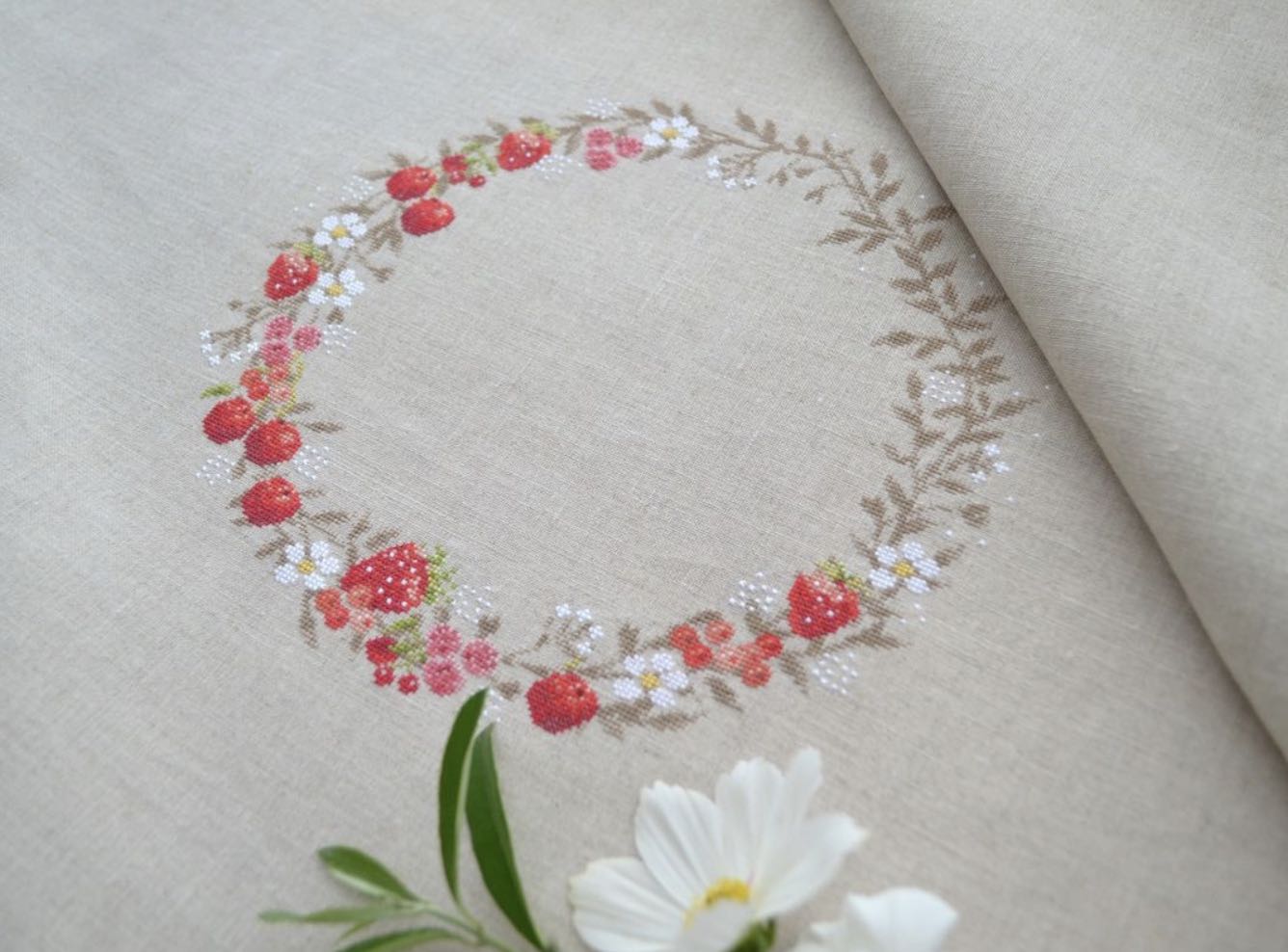 Jennifer Lentini - 2206 Couronne de fruits rouges / Венок из красных фруктов, схема для вышивания крестом