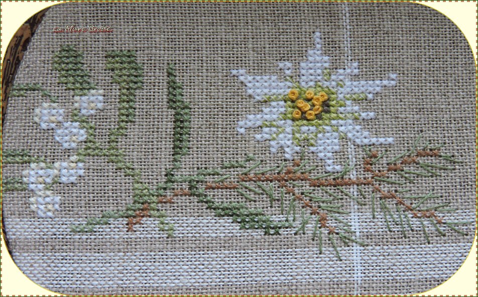 6020 Nappe decembre en fleurs / Скатерть Декабрьские цветы - набор для вышивки крестом Le bonheur des dames